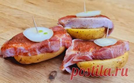 Заворачиваем половинки картофеля в фольгу и добавляем немного мяса с луком. Слоеная закуска за полчаса - медиаплатформа МирТесен