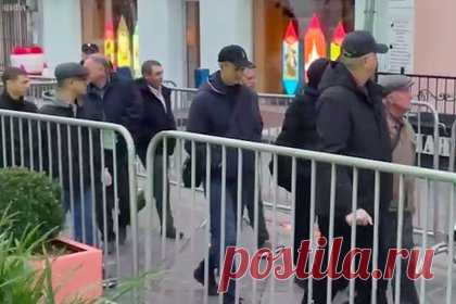 Толпу собравшихся в центре Москвы мигрантов сняли на видео