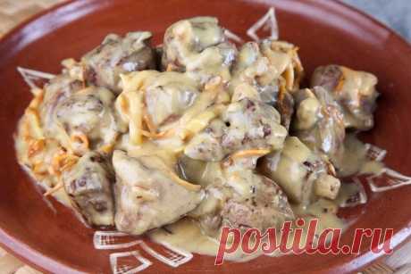 Поднимем гемоглобин вкусно! Кушаем сочную печеночку 

Ингредиенты: 

- Куриная печенка — 500 г 
- Луковица — 1 шт. 
- Плавленный сыр в банке — 400 г 
- Соль — по вкусу 
- Перец — по вкусу 
- Лавровый лист 
- Кипяченая вода — стакана 

Приготовление: 

1. Режем лук полукольцами и крупными кубиками. Обжариваем его на растительном масле до золотистого цвета. 
2. Заранее порезанную печенку на кусочки (размеры кусочков выбирайте сами) добавляем в сковородку. Жарим минут 5. Я ре...