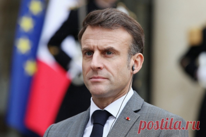 «Как посмел!». Макрон повторил выходку Зеленского с оскорблением флага. Француза обвинили в осквернении национального символа