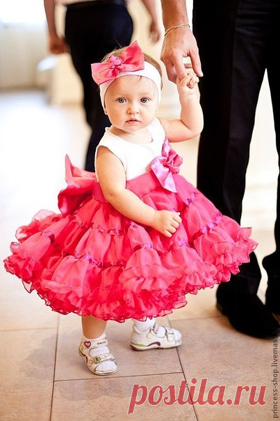 - Поехала сегодня по магазинам. Хотела купить красивое платье, туфли и чулки...Купила: детское платьице, ботиночки, свитер, блузочку и куклу.- А себе?- Себе носки 😂 / Новые дети