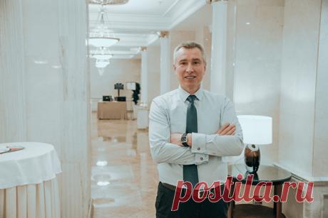 Владимир Моженков: «Бизнес — это вид спорта, в котором победить способен лишь тот, кто умеет развиваться сам и развивать команду. Я специально дал главам книги названия, которые ассоциируются с движением вперед на мощном болиде»