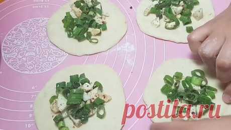 Пирожки с луком и яйцом.