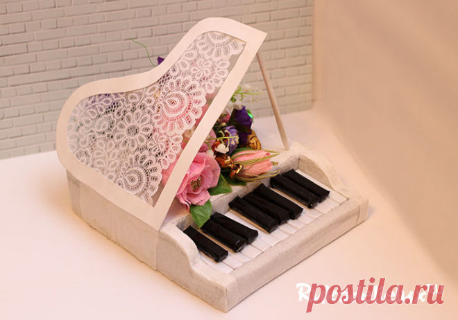 В этом уроке я покажу как сделать рояль из конфет своими руками с пошаговыми фотографиями. Такой сладкий подарок придется по душе девушке, работающей учителем музыки.