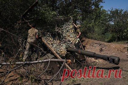 Российский пехотинец притворился украинцем и взял в плен трех бойцов ВСУ. Российский пехотинец с позывным Тапок в одиночку взял в плен трех бойцов Вооруженных сил Украины (ВСУ) под Кременной в ЛНР. Инцидент произошел, когда отряд ночью штурмовал опорный пункт противника. Гранатометчик с позывным Тапок подносил сослуживцам боеприпасы и случайно оказался в одном опорнике с солдатами ВСУ.