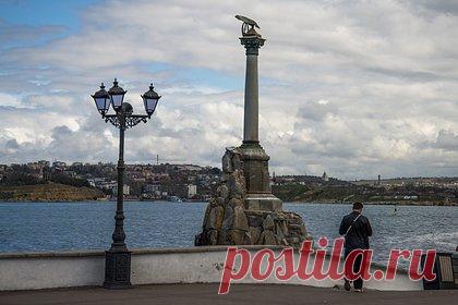 В Севастополе объявили воздушную тревогу. В Севастополе объявили воздушную тревогу. Об этом сообщил губернатор города Михаил Развожаев в своем Telegram-канале. «Важно! Внимание всем! Воздушная тревога!» — написал он под видео со звучащим сигналом. Каких-либо других подробностей на данный момент градоначальник не сообщил.