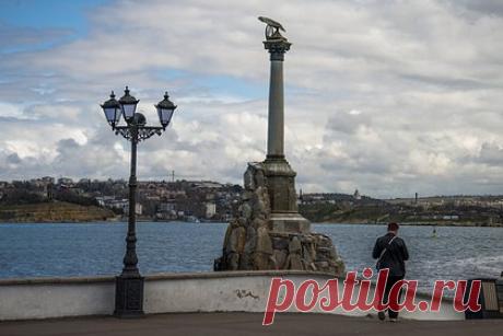 В Севастополе объявили воздушную тревогу. В Севастополе объявили воздушную тревогу. Об этом сообщил губернатор города Михаил Развожаев в своем Telegram-канале. «Важно! Внимание всем! Воздушная тревога!» — написал он под видео со звучащим сигналом. Каких-либо других подробностей на данный момент градоначальник не сообщил.