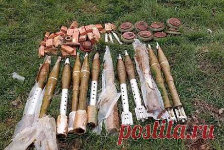 В Запорожской области полиция и Росгвардия обнаружили тайник с тротилом и минами. В Запорожской области полиция и Росгвардия обнаружили тайник со взрывчаткой и противотанковыми минами. Арсенал был спрятан в лесу Мелитопольского района. Силовики получили оперативную информацию о его местонахождении. Туда выдвинулись сотрудники кинологической службы полиции со служебной собакой и росгвардейцы.