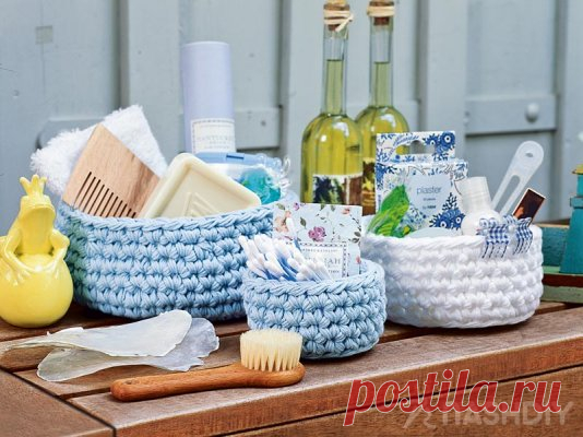 Корзиночки для мелочей крючком Корзиночки для мелочей крючкомПростые корзиночки, связанные из хлопковой пряжи в пять сложений, можно использовать и в ванне, и на кухне, и в спальне.РАЗМЕРДиаметр – 20, 15 и 10 см.ВАМ ПОТРЕБУЕТСЯПряжа (100% хлопка; 70 м/50 г) – 250 г голубой и 100 г белой; крючок №7.ОСНОВНОЙ УЗОРВязать круговыми