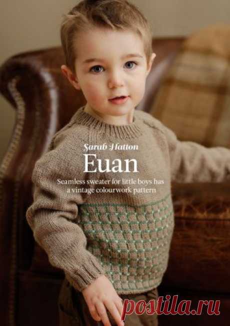 Вязание для мальчиков пуловера Euan, The Knitter 69 Вязание для мальчиков очаровательного пуловера выполнено бесшовной конструкцией – корпус выполняется одной деталью, присоединив рукава, формирование реглана выполняется до горловины, сведя количество швов к минимуму. Пуловер украшен простой цветной сеткой, которая придает нотку ностальгии.