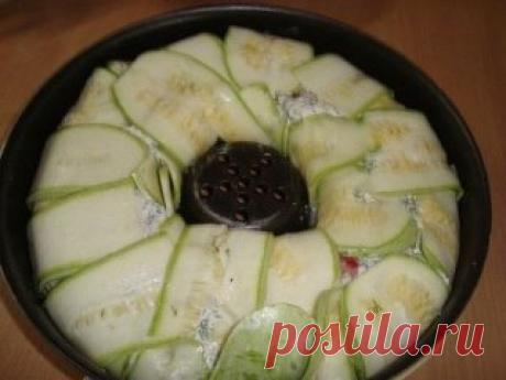 Любимое блюдо из кабачков.
Я на него реально подсела!
Обожаю это блюдо! Очень часто делаю летом такую вкуснятину.
Отварить рис - 3 столовых ложки, смешать с 500гр. фарша. Посолить, поперчить.
Грибы 300гр порезать небольшими дольками, лук полукольцами. Обжарить на растительном масле
Кабачок очистить от кожуры, нарезать вдоль тонкими (чем тоньше, тем лучше) ломтиками 3мм,слегка присолить. 
Форму для кекса смазать растительным маслом, уложить кабачки, так чтобы края кабачков ...