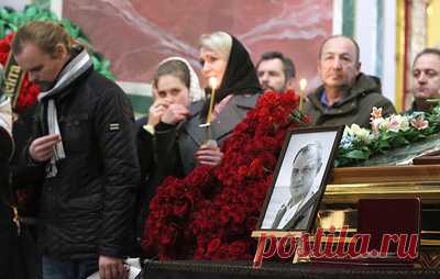 Замглавы Херсонской области Кирилла Стремоусова похоронили в Симферополе. На церемонию прощания со Стремоусовым, которая ранее состоялась в Александро-Невском соборе, пришли около 200 человек