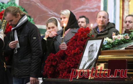 Замглавы Херсонской области Кирилла Стремоусова похоронили в Симферополе. На церемонию прощания со Стремоусовым, которая ранее состоялась в Александро-Невском соборе, пришли около 200 человек