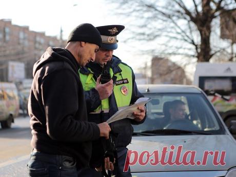 Какой штраф установлен за видеосъемку сотрудника ГИБДД на смартфон
До недавнего времени и вопросов то таких не возникало: можно снимать полицейского или нельзя? Но после вступления в конце прошлого года в силу нового регламента ГИБДД эта дилемма особенно остро вст…