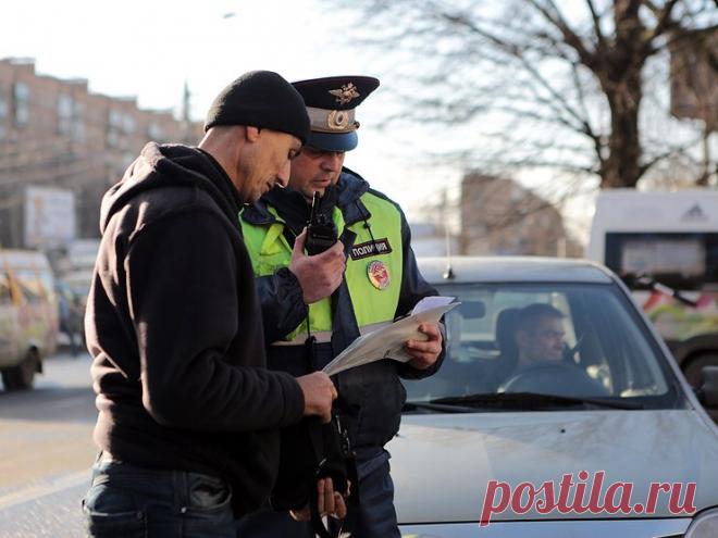 Какой штраф установлен за видеосъемку сотрудника ГИБДД на смартфон 


До недавнего времени и вопросов то таких не возникало: можно снимать полицейского или нельзя? Но после вступления в конце прошлого года в силу нового регламента ГИБДД эта дилемма особенно остро вст…