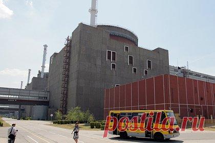 В Минобороны сообщили о повреждении трубы системы безопасности энергоблока ЗАЭС. В результате обстрелов Вооруженными силами Украины (ВСУ) Запорожской атомной электростанции (ЗАЭС) оказалась повреждена одна из труб системы безопасности пятого энергоблока. Об этом журналистам сообщили в Минобороны России. Там добавили, что украинская артиллерия нанесла удар по линии электропередач.