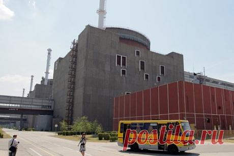 В Минобороны сообщили о повреждении трубы системы безопасности энергоблока ЗАЭС. В результате обстрелов Вооруженными силами Украины (ВСУ) Запорожской атомной электростанции (ЗАЭС) оказалась повреждена одна из труб системы безопасности пятого энергоблока. Об этом журналистам сообщили в Минобороны России. Там добавили, что украинская артиллерия нанесла удар по линии электропередач.