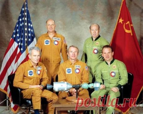 Советское прошлое в атмосферных фотографиях Страна под названием СССР всё-таки была! И жили в ней неплохие люди и свершали великие или повседневные дела, хотели лучшей жизни для себя и окружающих, иногда может быть и ошибались, но всегда любили...