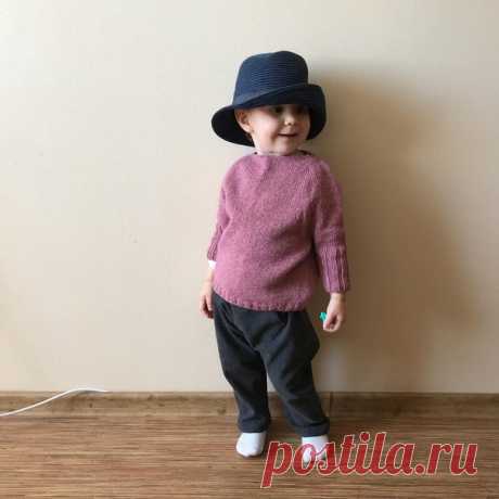 Детский Оверсайз, узкий рукав, удлиненная линия реглана. 
1-2 года -3-5 лет - 6-7 лет

Автор@softforkids 
https://www.instagram.com/p/BrPnRbrDG7d/ 

Вяжется регланом сверху, поэтому начнём с ГОРЛОВИНЫ. Можно просто сантиметром замерить расстояние от середины одного плеча до середины другого. Зная свою плотность, переведите сантименты в петли. 
А для этого не поленитесь и свяжите образец. Да, и постирать тоже не забудьте. 
Край может быть совершенно любым на ваше усмотрение...