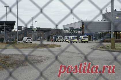 В России предложили ответ на желание Финляндии закрыть все КПП на границе. Люди не должны страдать от возможного ответа России на закрытие Финляндией контрольно-пропускных пунктов (КПП) на сухопутной границе. Решение Москвы должно иметь четких адресатов, заявил первый заместитель председателя комитета Госдумы по международным делам Дмитрий Новиков в беседе с «Лентой.ру».