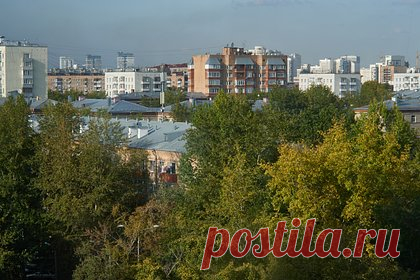Москвичка избавилась от деревьев во дворе дома и разозлила соседей. Жительница дома на улице Вавилова в Москве отправляла по 7-9 жалоб в день в коммунальные службы. Причиной жалоб были некоторые деревья во дворе дома, лежащая на земле осенняя листва, а также содержимое мусорных урн. Кроме того, женщина в любой сезон настежь открывает окна на лестничной клетке своего подъезда.