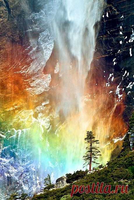 . Водопад Horsetail Falls находится в отрогах хребта Сьерра-Невада, к западу от озера Тахо в пустыне Эль Дорадо Каунти. Он падает поэтапно с высоты более 1150 метров, и к нему можно добраться пешком, направляясь к северу от моста Твин Бриджес (Twin Bridges).