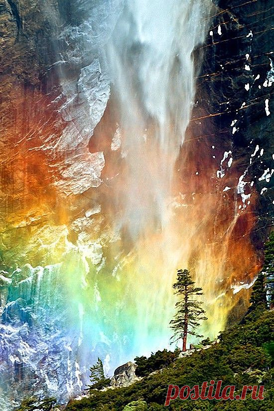. Водопад Horsetail Falls находится в отрогах хребта Сьерра-Невада, к западу от озера Тахо в пустыне Эль Дорадо Каунти. Он падает поэтапно с высоты более 1150 метров, и к нему можно добраться пешком, направляясь к северу от моста Твин Бриджес (Twin Bridges).