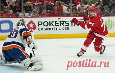 "Детройт" обыграл "Айлендерс" в матче Национальной хоккейной лиги. Символическое вбрасывание перед игрой произвели обладатели Кубка Стэнли в составе "Детройта" Владимир Константинов и Стив Айзерман
