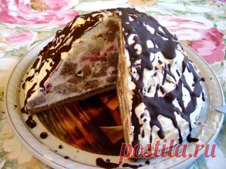 Шоколадный торт с вишней и орехами