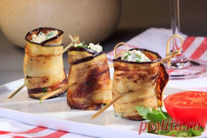 Рулетики из баклажанов

Ингредиенты:

Баклажаны (средние) — 1 шт.
Творог — 200 г
Чеснок — 1 зубчик
Сыр (твердый) — 50 г
Петрушка — 1 пучок
Масло растительное — для жарки
Соль — по вкусу
Перец — по вкусу

Приготовление:

1. Баклажан нарезать полосками. Присыпать полоски солью, дать полежать 10 минут и промокнуть бумажным полотенцем.
2. Смазать каждую полоску с помощи кулинарной кисточки растительным маслом. Так баклажаны не наберут лишнее масло, как это происходит при обжар...