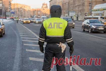 ГИБДД пообещала не штрафовать россиян за неправильные шины зимой. Почему юристы считают, что за это будут наказывать?. ГИБДД и юристы разошлись в оценке наказания за отсутствие зимней резины в период с 1 декабря по 29 февраля. Глава ведомства Михаил Черников заявил, что инспекторы не будут штрафовать за это водителей. В то же время правительство приняло постановление о запрете езды на машинах с шинами не по сезону. Что происходит?