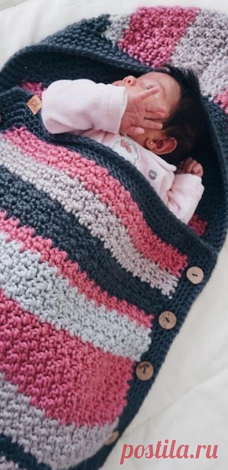 Вязаный кокон для новорождённых 

Материалы: 
-5 Мотков пряжи любой категории. У меня 120 метров в каждом мотке 
-6,5-миллиметровый крючок для вязания 
-Ножницы 
-Игла гобеленовая 
-Пуговицы 
-Маркеры

Петли, которые вы должны знать: 
-«скользящий узел», «петля», «удавка» 
-воздушная петля 
-столбик без накида 
-столбик с накидом 
-полустолбик