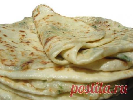 Дагестанское блюдо, а точнее сказать аварское! представляет собой тонкую лепешку с начинкой... Эти лепешки особенно вкусны в горячем виде (только с пылу с жару) 

Ингредиенты: 
-500 мл кислого молока(у меня кефир) 
-мука 
-сода 1 ч.л негашеная 
-чуть-чуть соли 

Начинка может быть любая, здесь: 
картошка, жареный до прозрачности лук на раст. масле, соль, перец (черный), зелень (петрушка, укроп). 

Приготовление:
Кефир налить в чашку. Начала постепенно добавлять муку, перем...