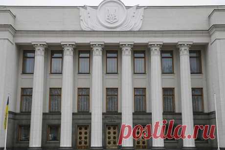 Расходы бюджета Украины увеличили до конца года. Верховная Рада одобрила увеличение расходов бюджета Украины до конца года, заявил украинский депутат Ярослав Железняк. Поправки предполагают увеличение расходов Министерства обороны Украины на 211 миллиардов гривен. Железняк подчеркнул, что изменения установили два рекорда в истории Украины.