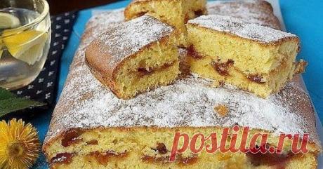 ПИРОГ С ВАРЕНЬЕМ НА СКОРУЮ РУКУ 
Пирог на скорую руку по рецепту от "Так Просто!" вам понравится настолько, что готовить его вы будете не раз и не два… 
С тестом, напоминающим бисквит, не возникает никаких хлопот, а для начинки в закромах всегда найдется баночка густого варенья или джема: что еще нужно для успешного кулинарного предприятия?! 
ИНГРЕДИЕНТЫ: 
3 яйца 
200 мл молока 
90 мл растительного масла 
400 г муки 
200 г сахара 
1,5–2 ч. л. разрыхлителя 
0,5 ч. л. соли 
1–1,5 ст. густого варен