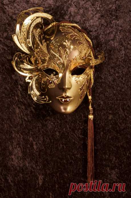 Venetian Mask | Iride Iride  Iride authentic venetian mask in papier mache. Handcrafted according to the original Venice carnival tradition. Manifactured in Venice by the famous venetian masters. Each item is provided with certificate of authenticity.  Mask Dimensions Width: 25 cm Height: 50 cm Depth: