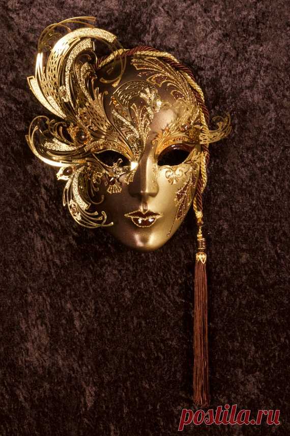 Venetian Mask | Iride Iride  Iride authentic venetian mask in papier mache. Handcrafted according to the original Venice carnival tradition. Manifactured in Venice by the famous venetian masters. Each item is provided with certificate of authenticity.  Mask Dimensions Width: 25 cm Height: 50 cm Depth: