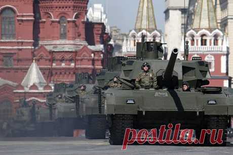 В Великобритании похвалили российскую «Армату». Российские танки Т-14 «Армата», направленные в зону специальной военной операции (СВО), оснащены передовым вооружением и невидимы для противника. Восхитился техникой обозреватель британского таблоида The Sun Тарик Тахир. Автор уверяет, что российский танк получил покрытие «Мантия», способное поглощать радиоволны.