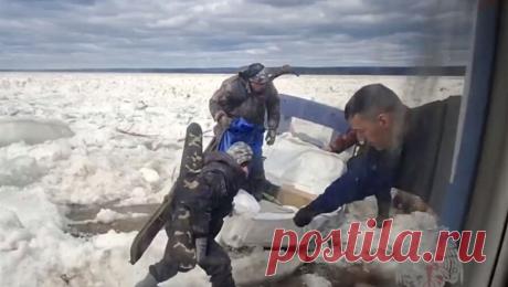 Застрявших на лодках во льдах на реке Лена в Якутии охотников эвакуировали. В Якутии спасатели эвакуировали семь человек, которые оказались заблокированы льдами на реке Лена в Олекминском районе. Об этом сообщает пресс-служба МЧС республики, публикуя кадры спасательной операции. О происшествии стало известно рано ...