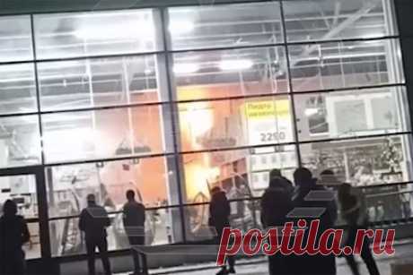 Сильный пожар в гипермаркете «Леруа Мерлен» в Петербурге сняли на видео. В Красносельском районе Санкт-Петербурга загорелся гипермаркет «Леруа Мерлен». Очевидцы сняли пожар на видео. На кадрах видно пламя, распространяющееся по полкам торгового зала. Работает пожарная тревога. Также запечатлен пожарный, который тушит огонь. Пожар начался из-за возгорания гирлянды.