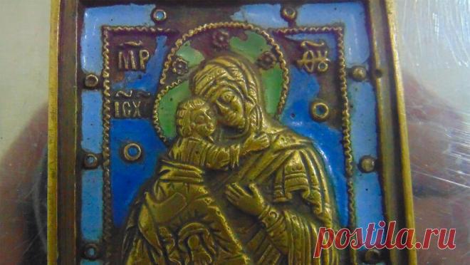 Таможенники отобрали у туристки, летевшей из Уфы в Египет, старинную икону-оберег. Россиянка лишилась дорожного оберега перед полетом на отдых в Египет. Об этом говорится на сайте Приволжского таможенного управления. Жительница Уфы взяла с собой в дальнюю поездку старинную литую икону с изображением Казанской Божьей ...