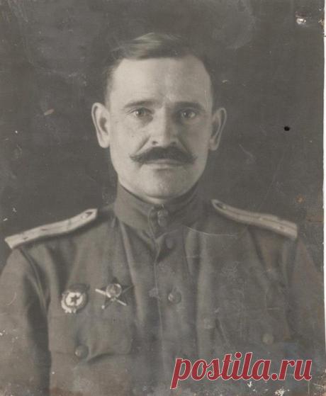 История нашего подписчика о своем прадедушке - ветеране войны Александре Иосифовиче Блохине. Мой прадед отправился на войну уже на следующий день после её начала. Будучи выпускником Ленинградского института инженеров гражданского воздушного флота по специальности «электросветооборудование ГВФ», он сначала готовил летчиков к управлению штурмовиками Ил-2, а 5 мая 1943 года был назначен инженером полка по спецоборудованию в 76-й гвардейский штурмовой авиационный полк 1-й гвардейской авиадивизии.…