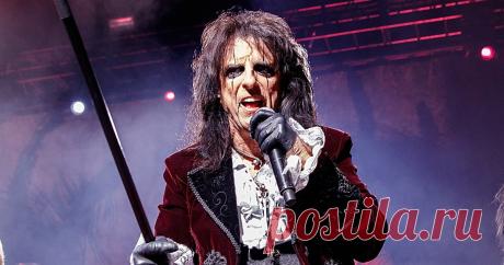 Alice Cooper.  “School’s Out”. 
«Я был бы шокирован, если бы она не стала хитом», — сказал Alice Cooper о “School’s Out”. Чутье не подвело легендарного рок-музыканта. Она покорила сердца меломанов, поднялась на верхние строчки чарт…