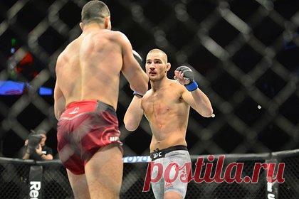 Американский боец UFC раскритиковал политику США. Американский боец смешанного стиля (ММА) Шон Стрикленд раскритиковал политику США. «Я не хочу, чтобы мы тратили деньги на другие страны. Дела внутри США должны быть приоритетом. Я не хочу, чтобы кого-то там бомбили, все деньги должны оставаться в стране и в ваших кошельках», — заявил спортсмен.