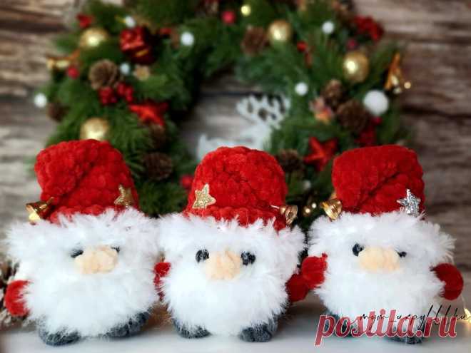 PDF Новогодний Гномик крючком. FREE crochet pattern; Аmigurumi doll patterns. Амигуруми схемы и описания на русском. Вязаные игрушки и поделки своими руками #amimore - плюшевый гном к Новому году, маленький гномик из плюшевой пряжи, кукла, куколка.