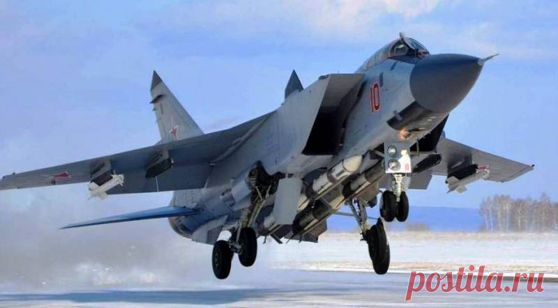 Западные СМИ оценили возвращение МиГ-31 в Арктику Россия возобновила воздушное патрулирование Арктики вплоть до Северного полюса – две эскадрильи дальних перехватчиков МиГ-31 Северного и Тихоокеанского флотов дежурят в зонах своей ответственности, пишет Militarywatchmagazine...