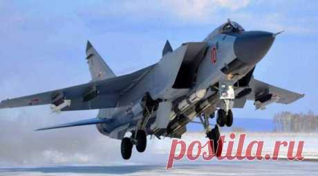 Западные СМИ оценили возвращение МиГ-31 в Арктику Россия возобновила воздушное патрулирование Арктики вплоть до Северного полюса – две эскадрильи дальних перехватчиков МиГ-31 Северного и Тихоокеанского флотов дежурят в зонах своей ответственности, пишет Militarywatchmagazine...