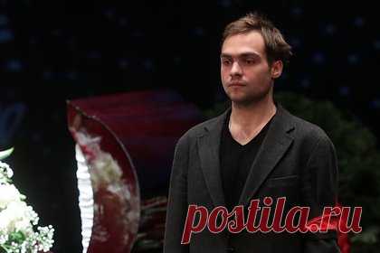 Стало известно о состоянии выпавшего из окна сына Ефремова. Состояние сына российского актера Михаила Ефремова Николая, выпавшего из окна третьего этажа, остается стабильно тяжелым. Одно из осложнений вызвано употреблением антидепрессантов и запрещенных веществ. Ефремов находится в сознании, самостоятельно дышит и ориентируется в пространстве.