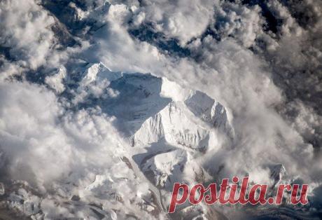 Гора Эверест, изображение сделана космонавтом Олегом Артемьевым с борта Международной космической станции. / Физика невозможного!