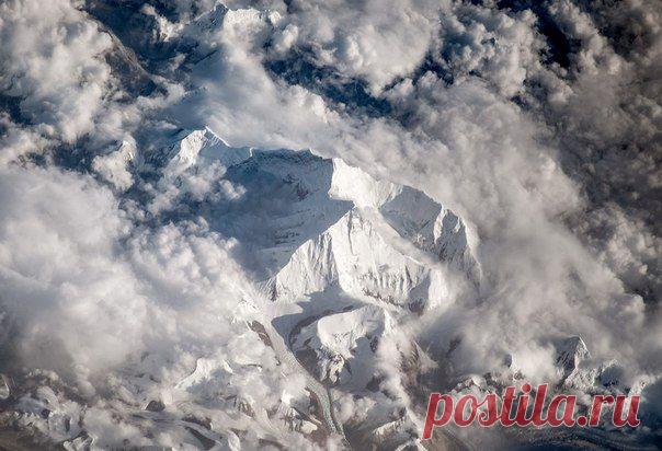 Гора Эверест, изображение сделана космонавтом Олегом Артемьевым с борта Международной космической станции. / Физика невозможного!